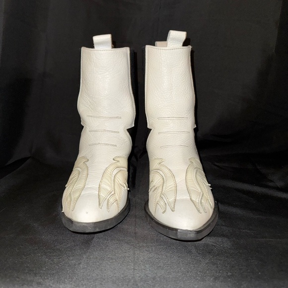 Stylish White and Black leather Women's Boots - Picture 11 of 11